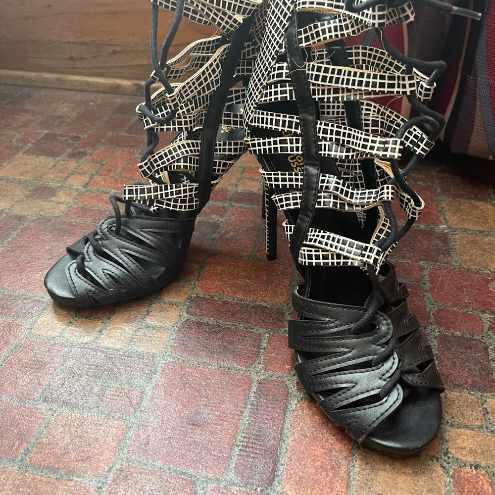 Heelssss - Picture 4 of 4